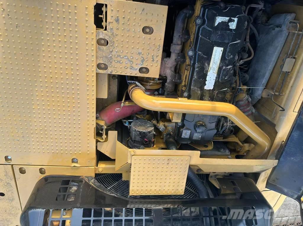 CAT 330 D حفارات زحافة