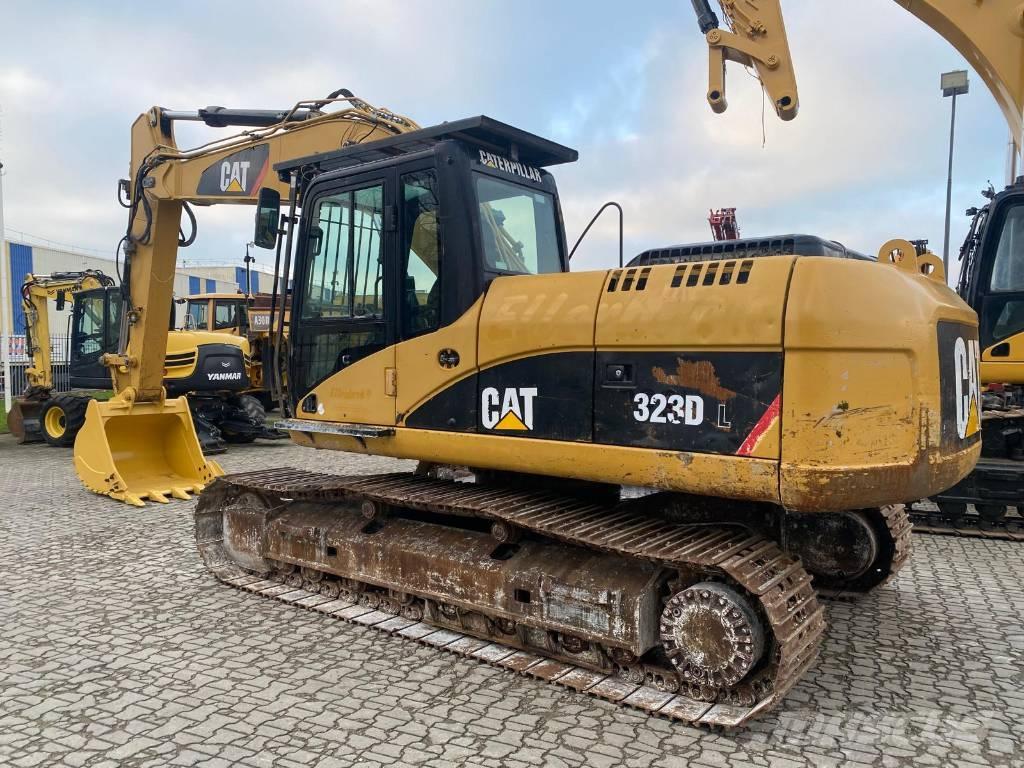 CAT 323D NVT حفارات زحافة