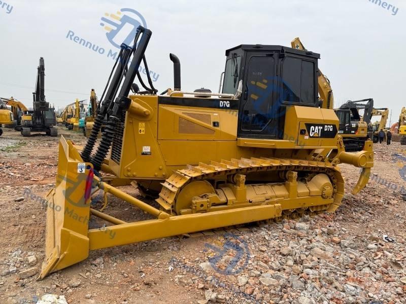 CAT D 7 G بلدوزرات مجنزرة