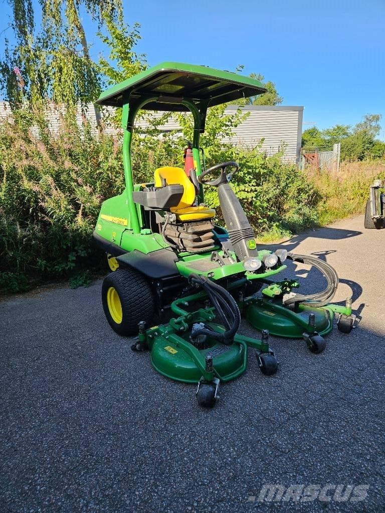 John Deere 7400 A تقطيع وتقليم وتحيط جزازات