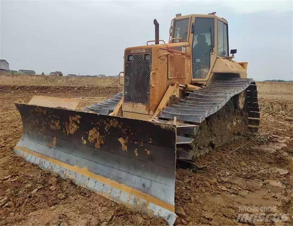 CAT D 5 N بلدوزرات مجنزرة