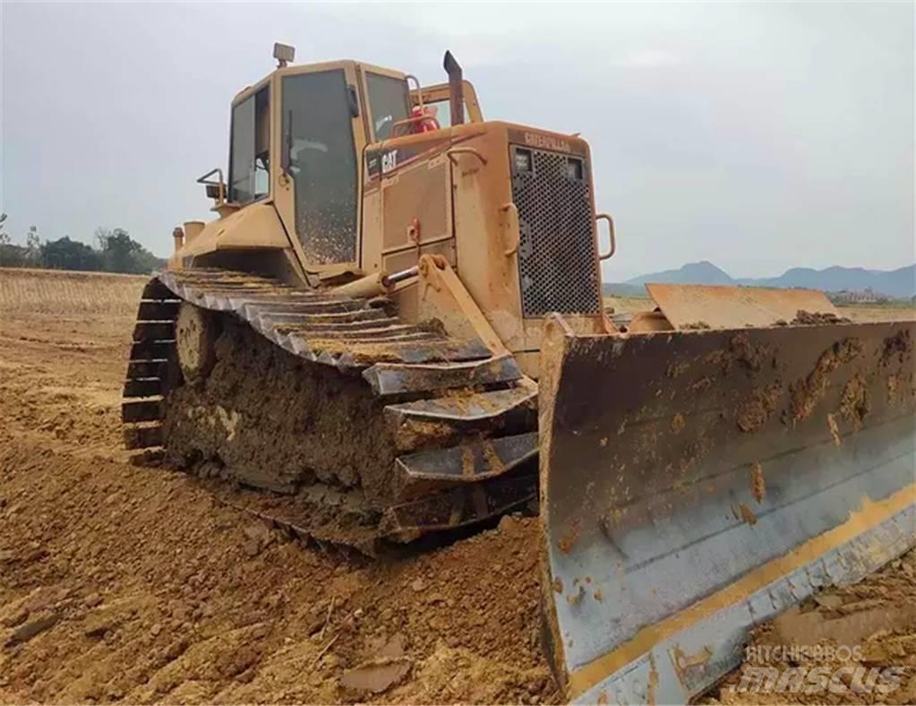CAT D 5 N بلدوزرات مجنزرة