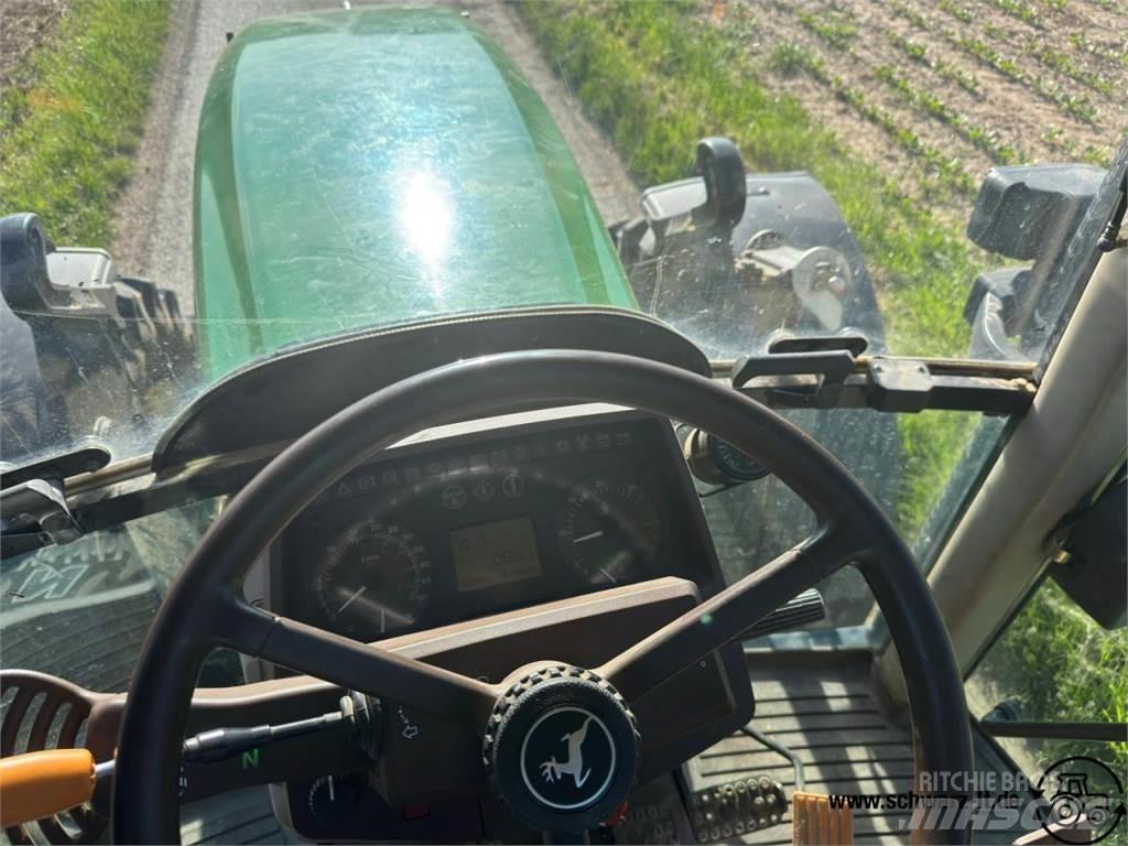 John Deere 6820 الجرارات