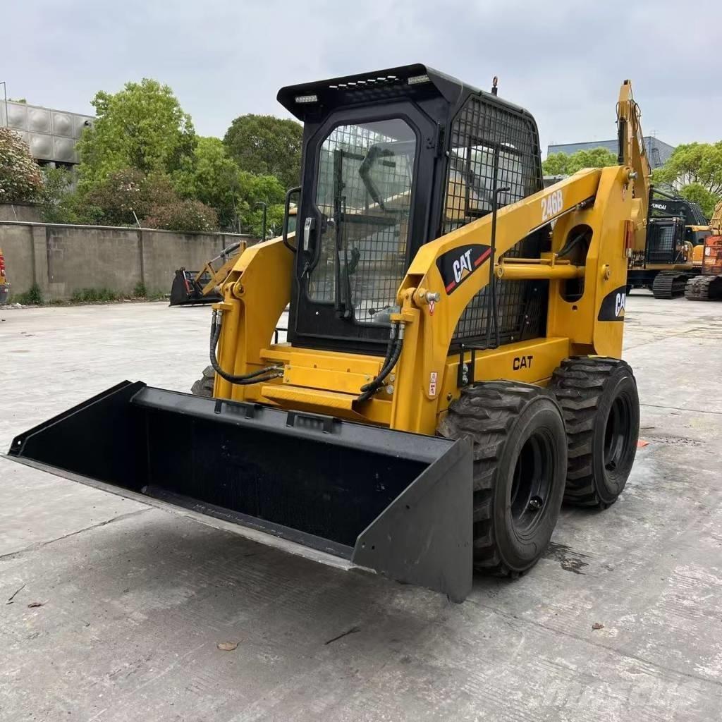 CAT 246 B لوادر صغيرة