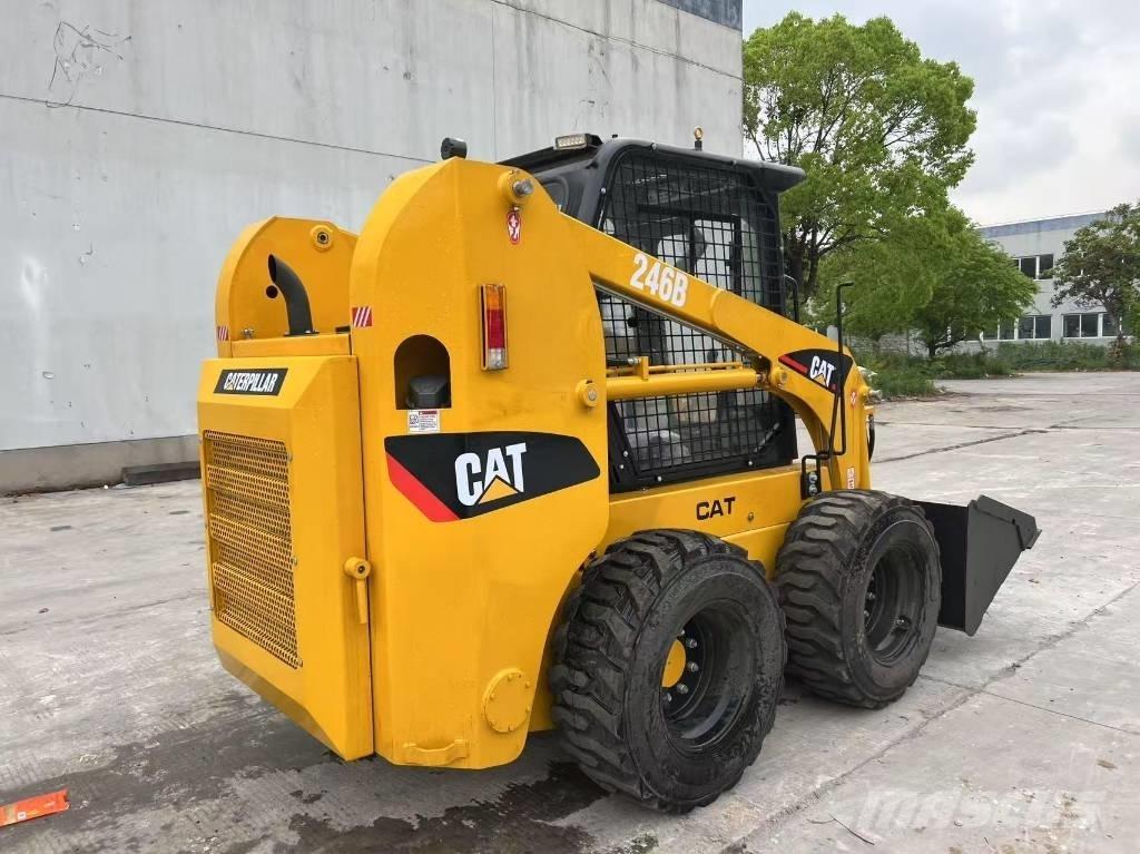 CAT 246 B لوادر صغيرة