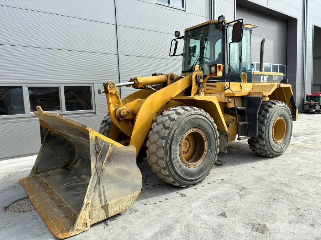 CAT 938F لوادر بعجل
