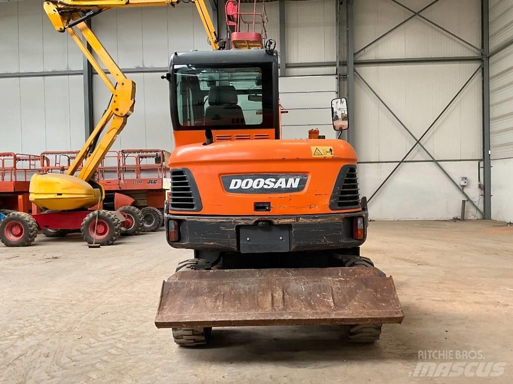 Doosan DX 55 W حفارات بعجل
