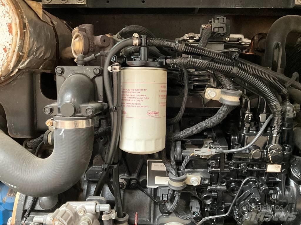 Doosan DX 55 W حفارات بعجل