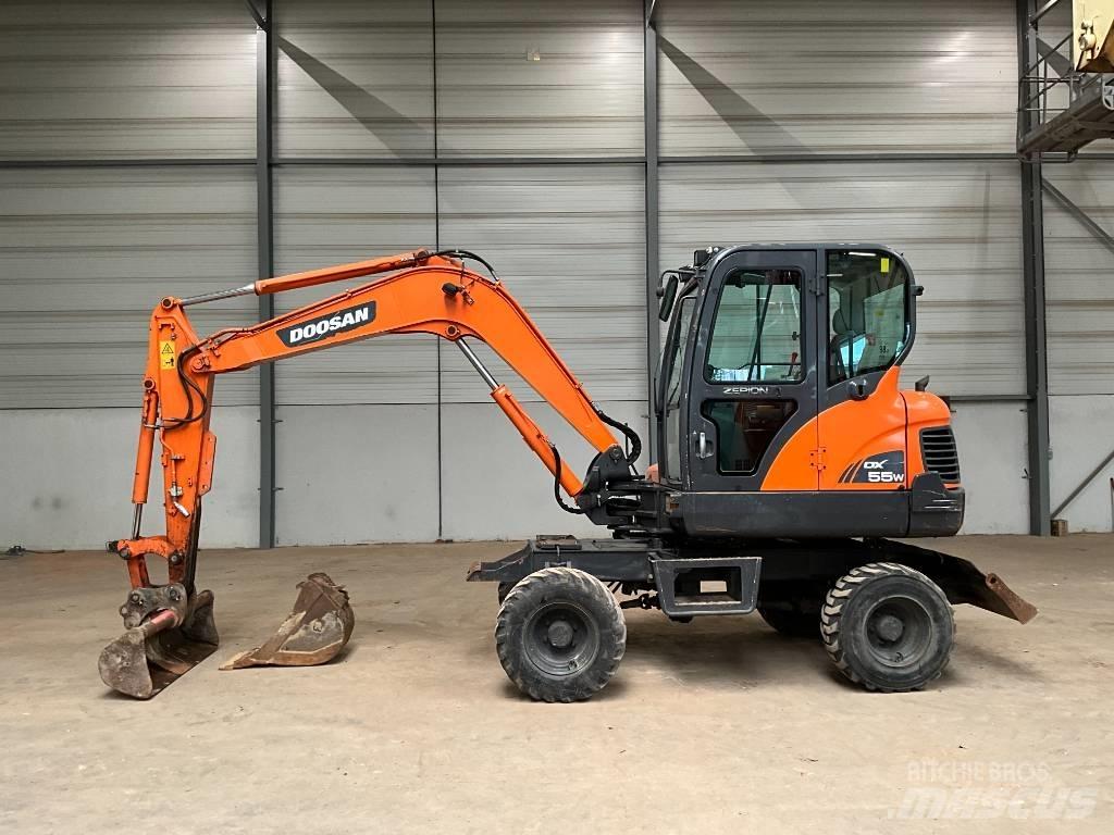 Doosan DX 55 W حفارات بعجل