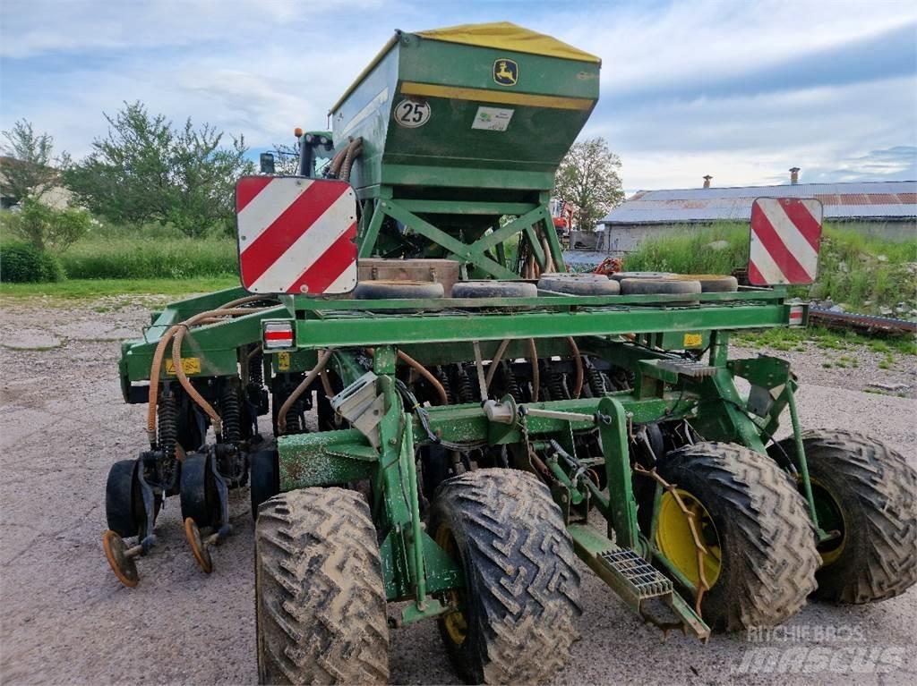 John Deere 750 A مثاقيب مدمجة