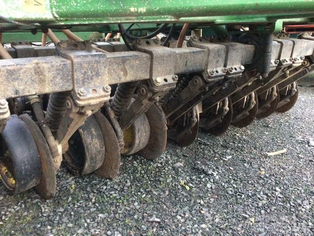 John Deere 750 A مثاقيب مدمجة