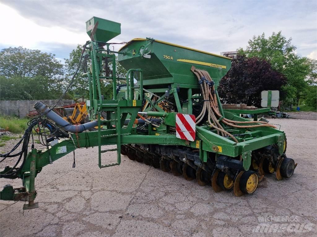 John Deere 750 A مثاقيب مدمجة