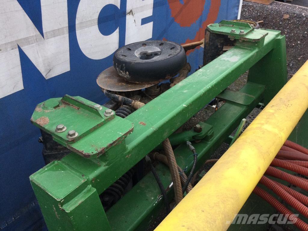 John Deere 750 A مثاقيب مدمجة