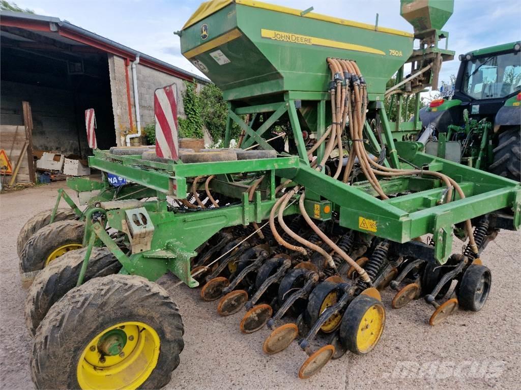 John Deere 750 A مثاقيب مدمجة