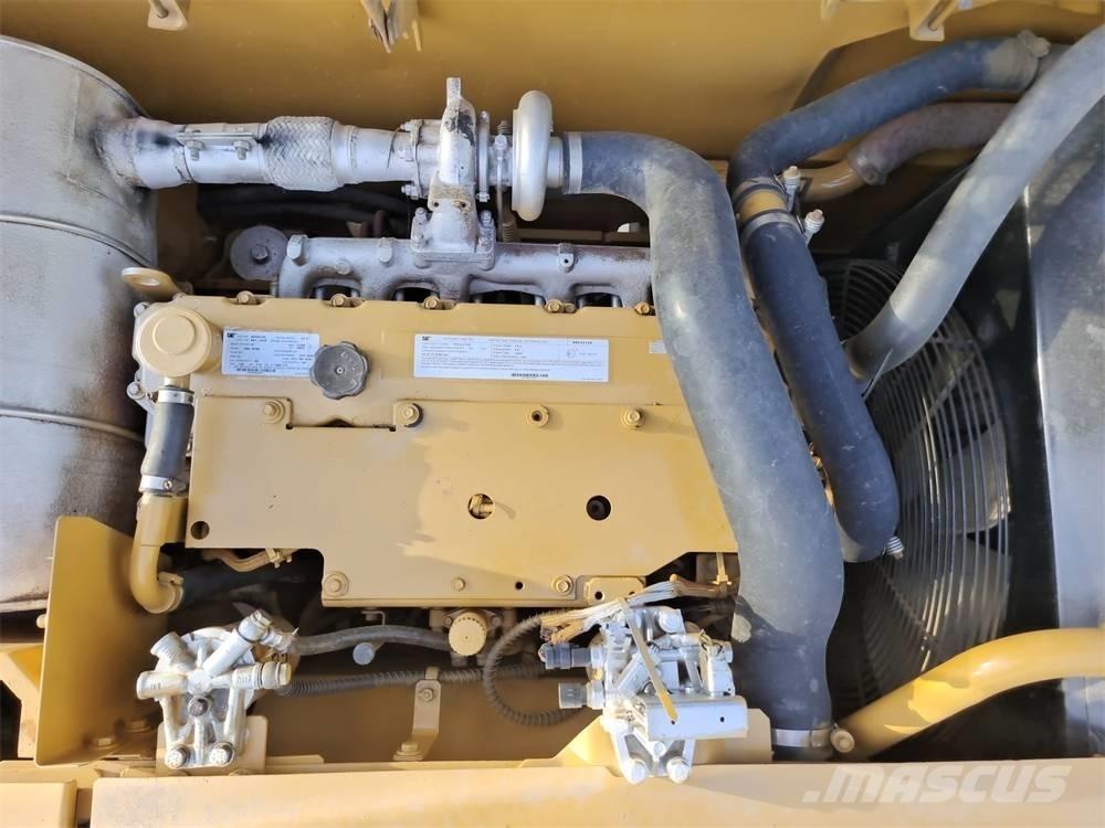 CAT 320 D حفارات زحافة