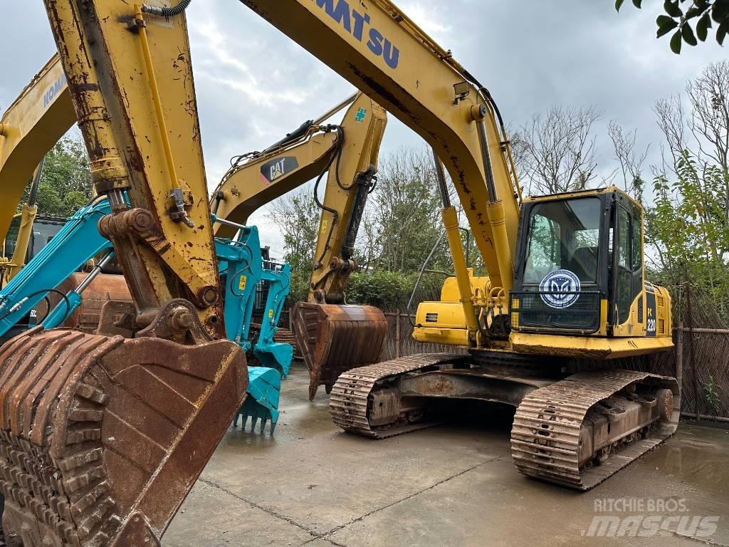 Komatsu PC 220-8 حفارات زحافة