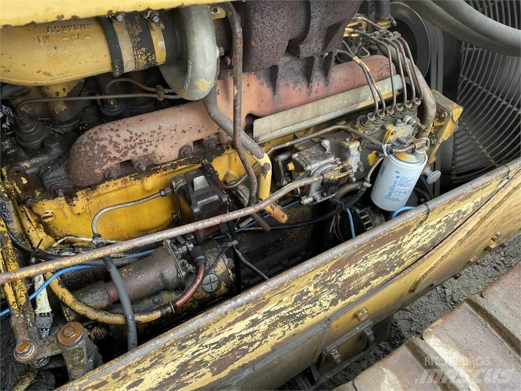 CAT D6D بلدوزرات مجنزرة