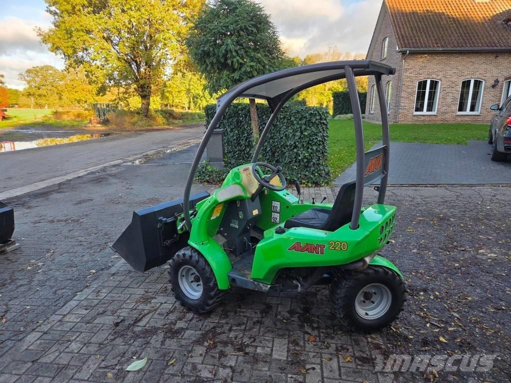 Avant 220 لوادر متعددة الأغراض