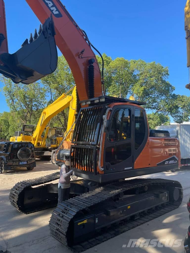 Doosan DX 225 LC حفارات وسط 7 طن - 12 طن