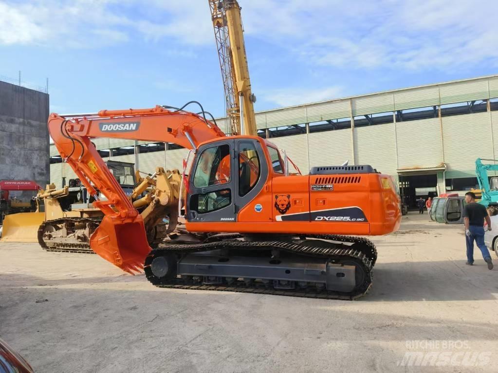 Doosan dx225 حفارات زحافة