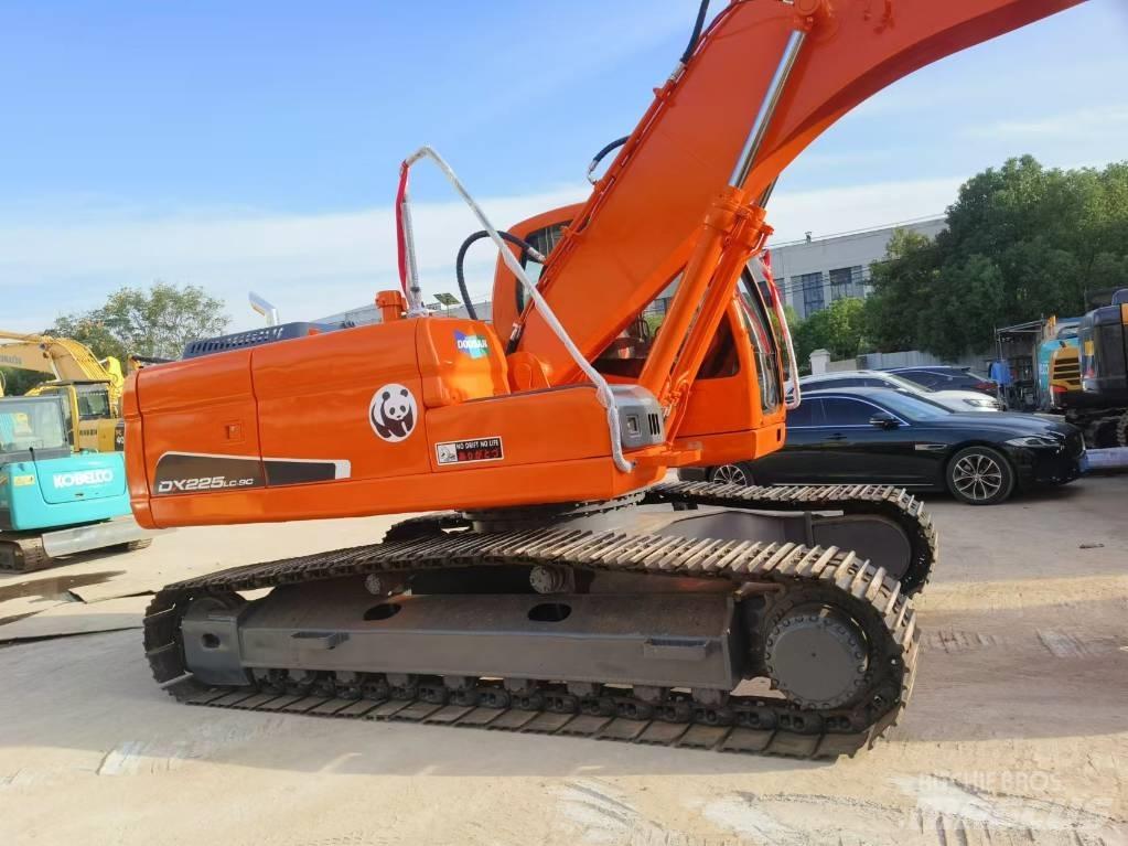 Doosan dx225 حفارات زحافة