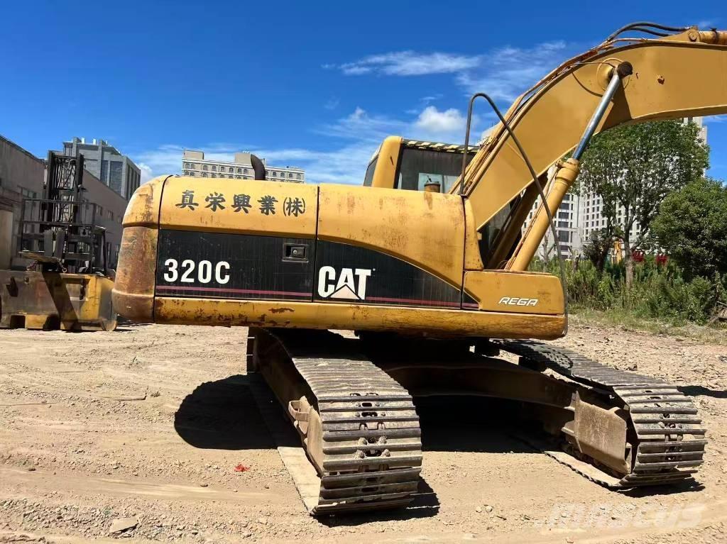 CAT 320 C حفارات زحافة