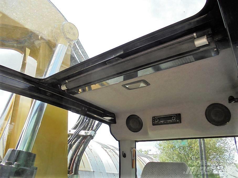 CAT M 320 F حفارات بعجل