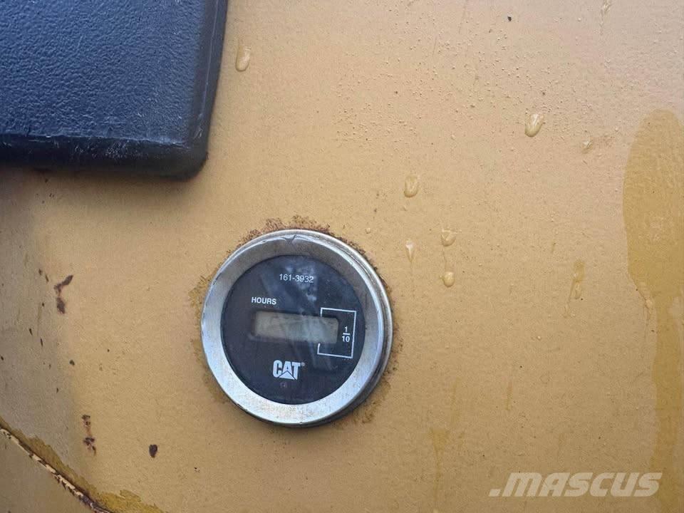 CAT D 3 G LGP بلدوزرات مجنزرة