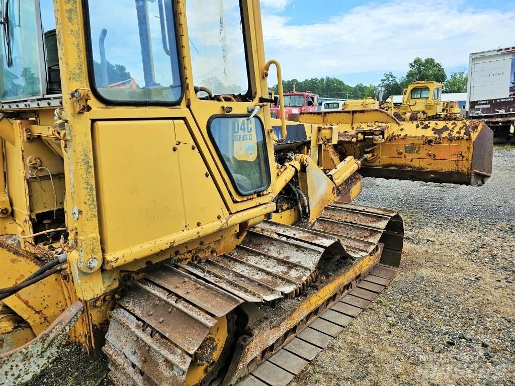 CAT D 4 C بلدوزرات مجنزرة