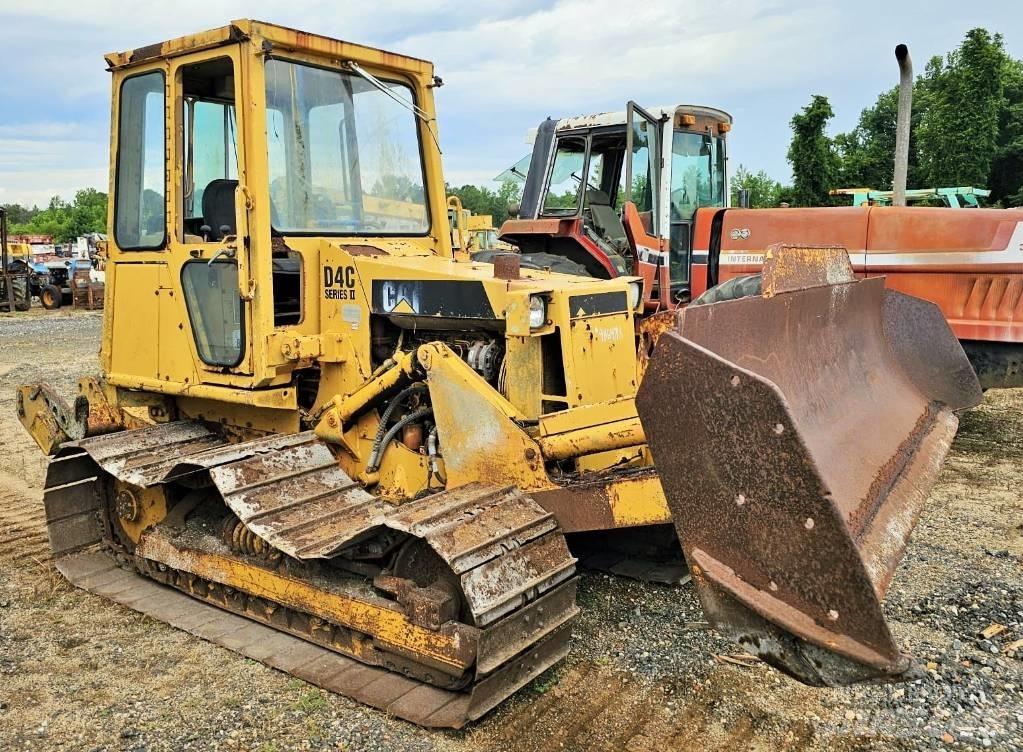 CAT D 4 C بلدوزرات مجنزرة