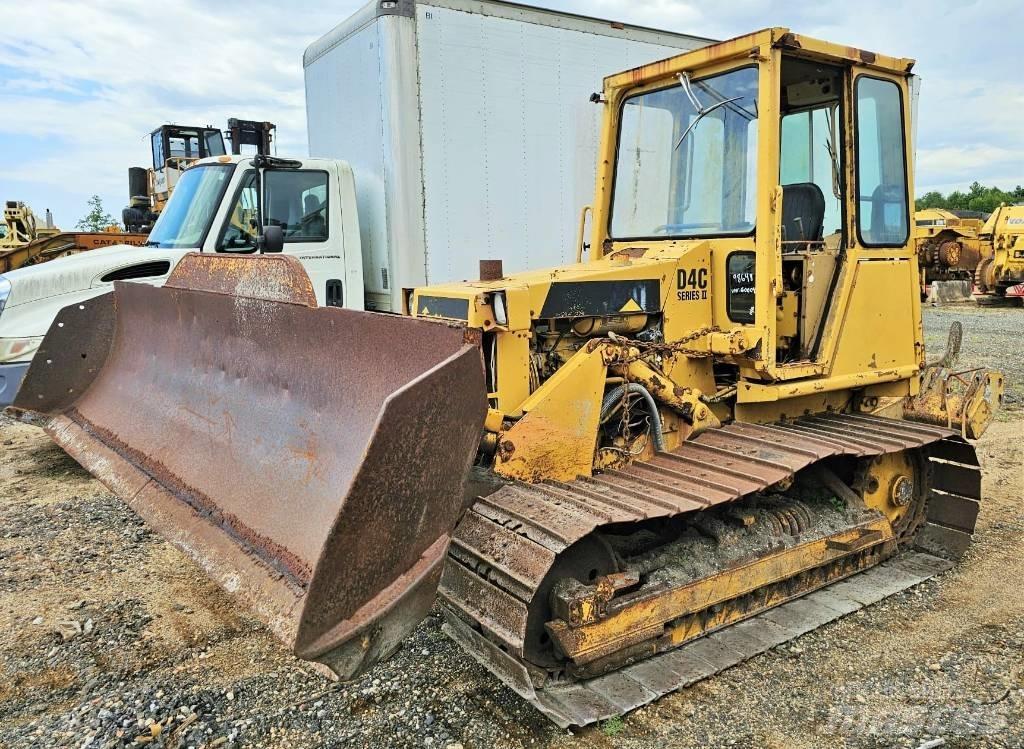 CAT D 4 C بلدوزرات مجنزرة