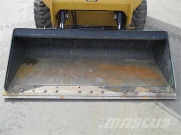 CAT 236 D لوادر انزلاقية التوجيه