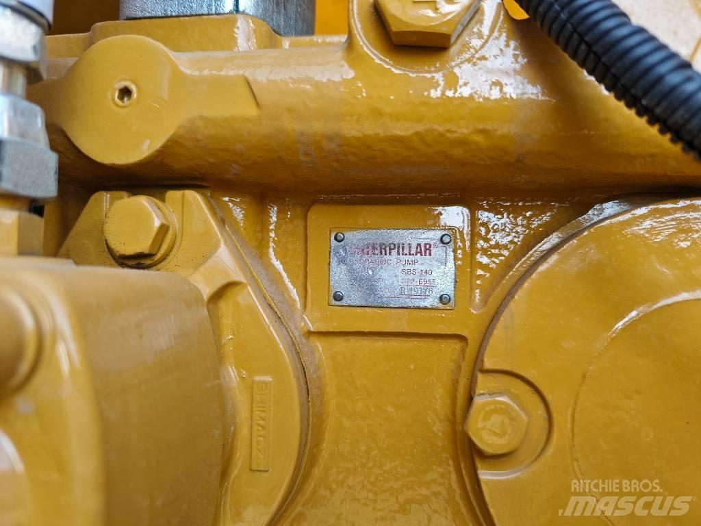 CAT 329 D حفارات زحافة