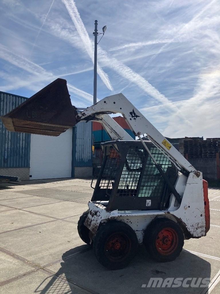 Bobcat S 100 لوادر انزلاقية التوجيه