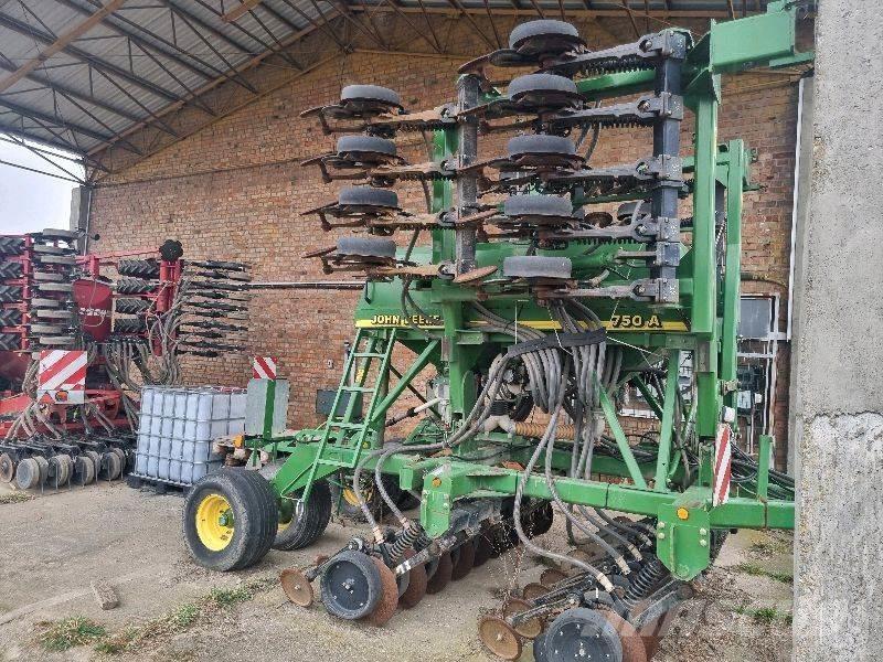 John Deere 750 A مثاقيب