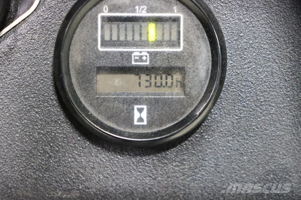 Komatsu CNI 14 معدات التكديس الجوالة