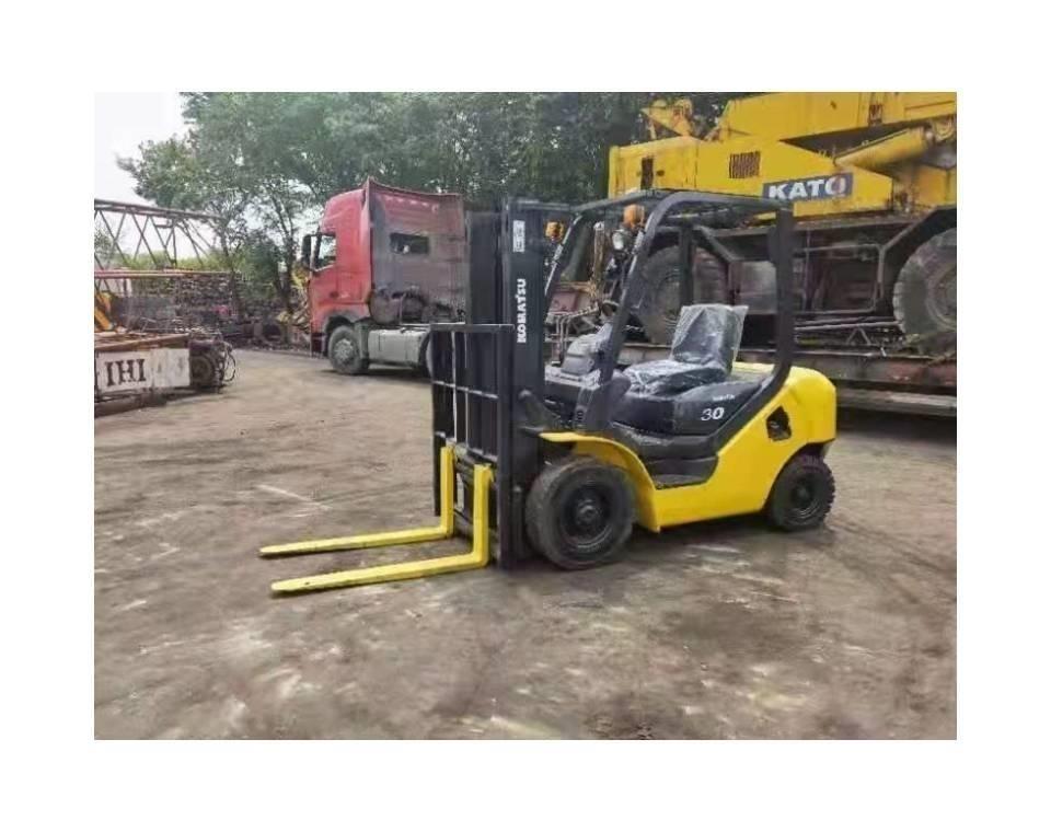 Komatsu 3Ton شاحنات الديزل