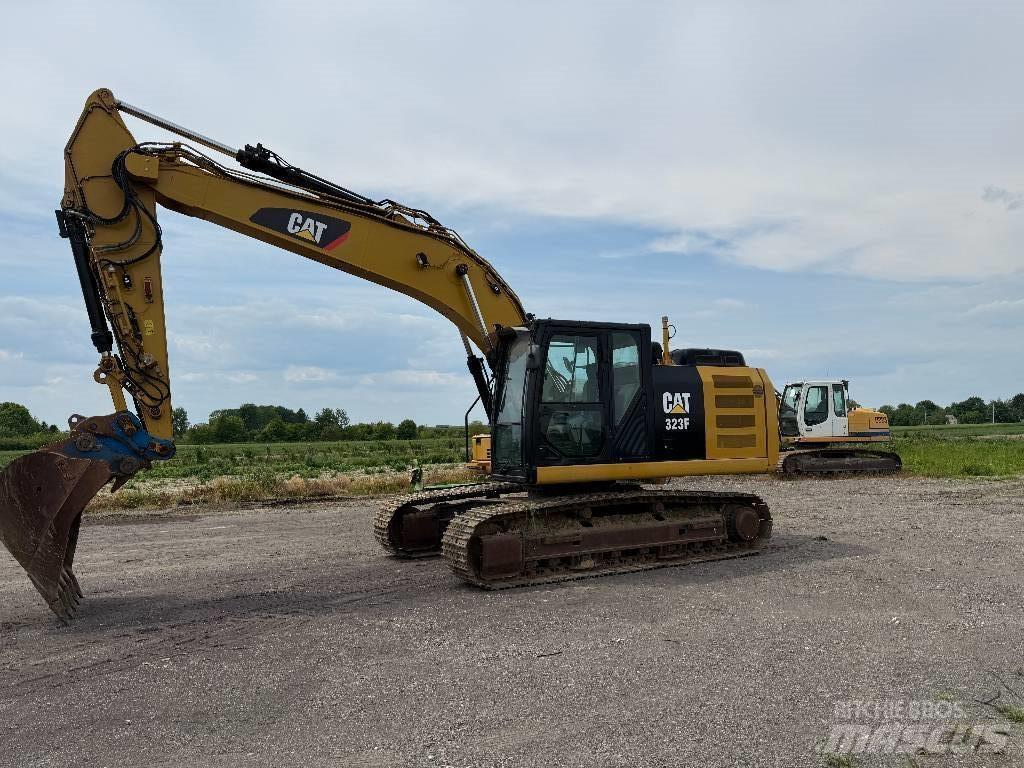 CAT 323 F L حفارات زحافة