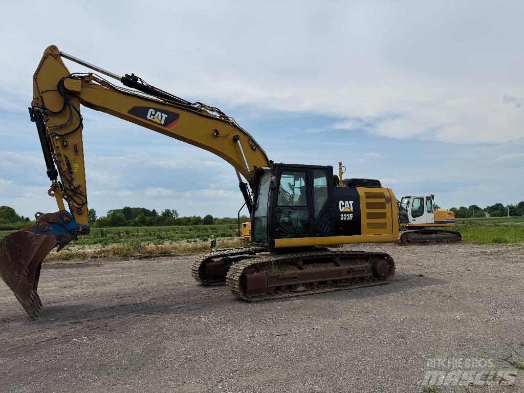 CAT 323 F L حفارات زحافة