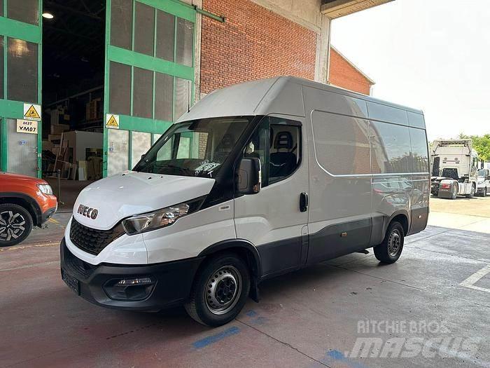 Iveco 35S16 شاحنة مقفلة