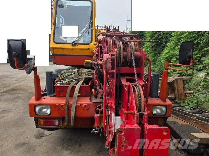 Kato MR100 رافعات الطرق الوعرة