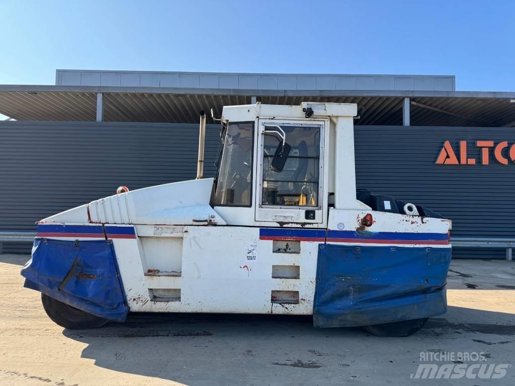 CAT RS-300B مداحل ذات إطارات هوائية