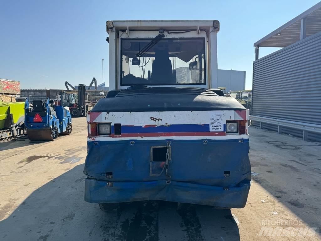 CAT RS-300B مداحل ذات إطارات هوائية