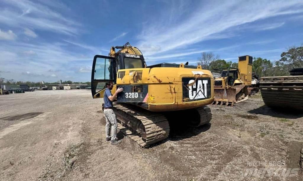 CAT 320 D حفارات زحافة