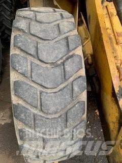 CAT 910 لوادر بعجل