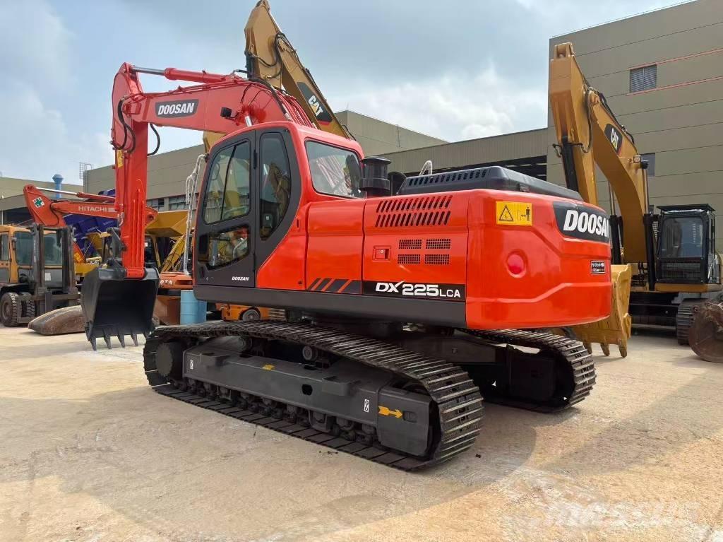 Doosan 225 LC حفارات زحافة