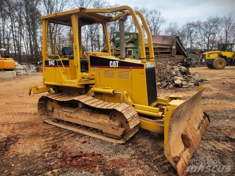 CAT D 4 C بلدوزرات مجنزرة