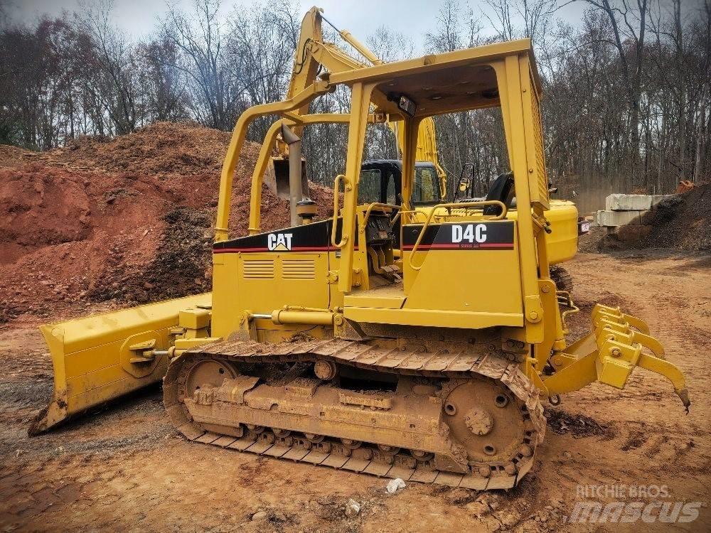 CAT D 4 C بلدوزرات مجنزرة