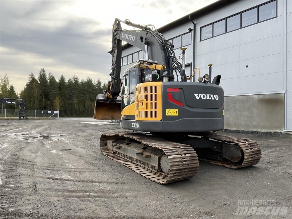 Volvo ECR 235 DL حفارات زحافة