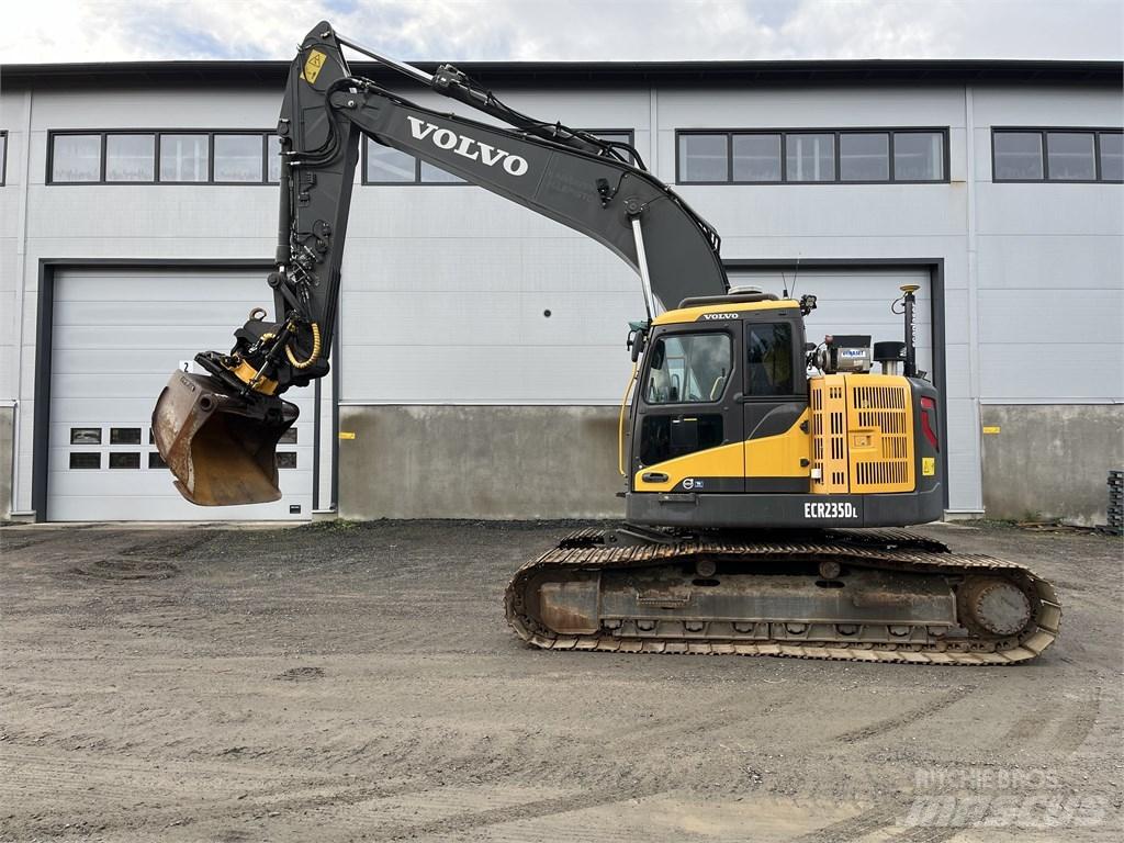 Volvo ECR 235 DL حفارات زحافة